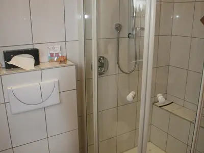 Ein Badezimmer mit Dusche Ferienwohnung Zwischen den Seen in Haltern am See