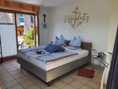 großes, gemütliches Doppelbett mit direktem Zugang zur Terrasse