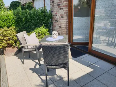 Eine schöne, sonnige Terrasse gehört zum Appartement