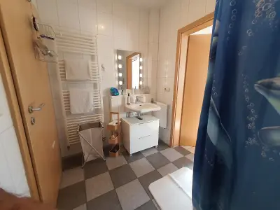 Das moderne Badezimmer mit Dusche