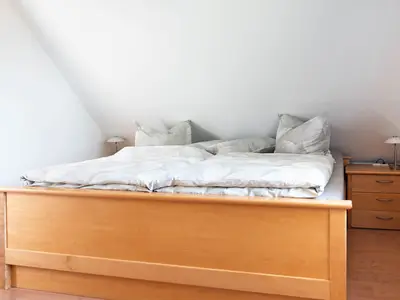 Das große Schlafzimmer im Spitzboden mit 1 Doppelbett und 1 Einzelbett