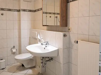 Das Badezimmer im 1. OG mit WC, Dusche und Badewanne