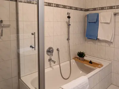 Das Badezimmer mit Dusche und Badewanne im 1. OG