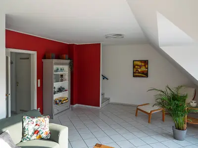Der großzügige Wohnraum im 1. OG mit Treppe Richtung Dachgeschoss und Schlafbereich