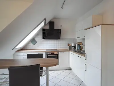 Die helle und moderne Küche mit Essbereich