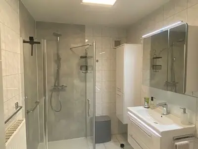 Das Badezimmer moderner Dusche und großem Waschtisch