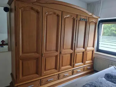 Großer Schrank im Schlafzimmer in der Ferienwohnung Hennewig in Haltern am See