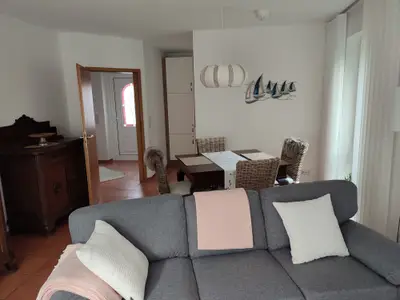 Der Wohn- und Essbereich enthält zusätzlich zum ausziehbaren Tisch und dem Sofa noch einen Smart TV Curved