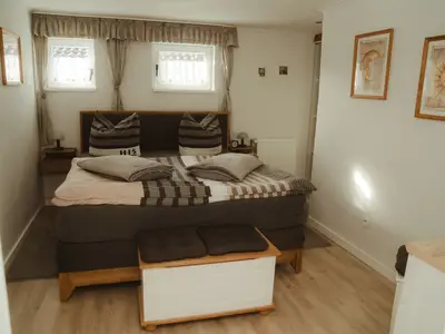 großes, gemütliches Boxspringbett im Schlafzimmer