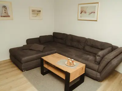 großes, gemütliches Sofa im Wohnzimmer