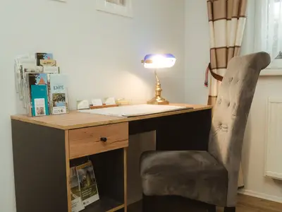 Schreibtisch mit Stuhl im Wohnzimmer