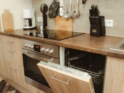 Die helle und moderne Küche mit vielen Elektrogeräten ausgestattet