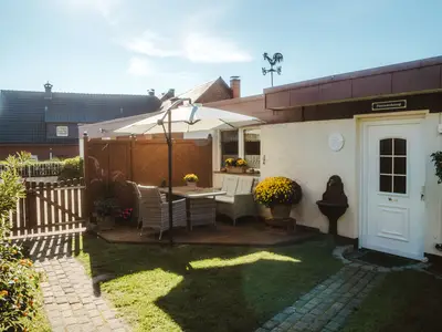 Der Vorgarten mit Zutritt zur Ferienwohnung und der gemütlichen Sitzecke