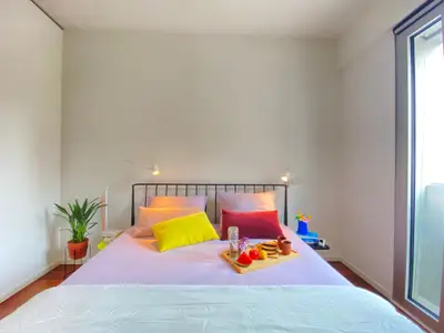 Queensize-Bett im Schlafzimmer