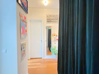 Flur mit Schrank hinter den Vorhängen