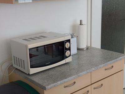 Mikrowelle, Toaster, Geschirr, Töpfe und Besteck