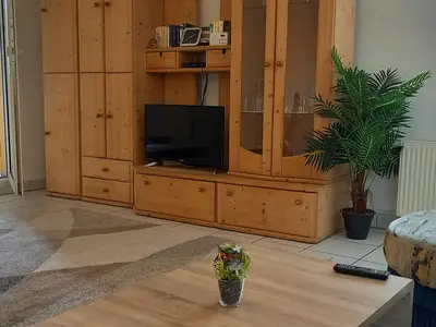 Blick ins Wohnzimmer mit angrenzender Loggia Blick ins Wohnzimmer mit angrenzender Loggia