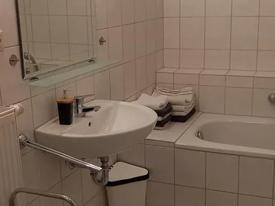 Badezimmer mit Badewanne und Dusche Badezimmer mit Badewanne und Dusche
