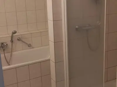 Badezimmer mit Badewanne und Dusche Badezimmer mit Badewanne und Dusche