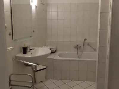 Badezimmer mit Badewanne und Dusche Badezimmer mit Badewanne und Dusche