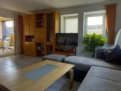 Blick ins Wohnzimmer mit angrenzender Loggia Blick ins Wohnzimmer mit angrenzender Loggia