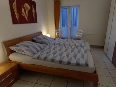 Schlafzimmer mit großem Doppebett Schlafzimmer mit großem Doppebett