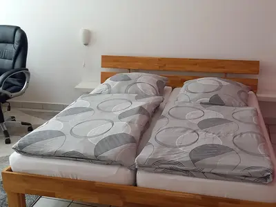 Schlafzimmer mit großem Doppelbett und Schreibtisch Schlafzimmer mit großem Doppelbett und Schreibtisch