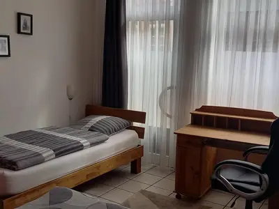 Einzelbett im Schlafzimmer Einzelbett im Schlafzimmer
