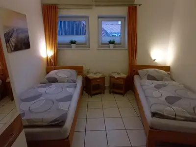 Schlafzimmer mit 2 Einzelbetten