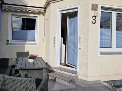 Terrasse mit Sitzmöbeln