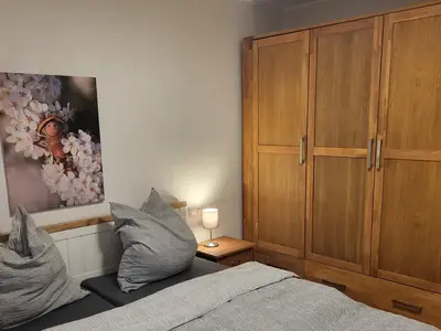 Schlafzimmer 1: Bett 180x200 cm