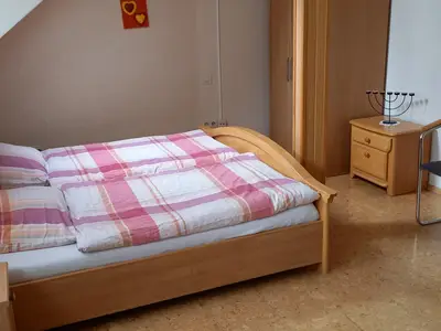 Schlafzimmer mit großem Doppelbett