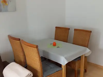 Esstisch im Wohnzimmer