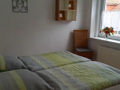 Schlafzimmer mit großem Doppelbett