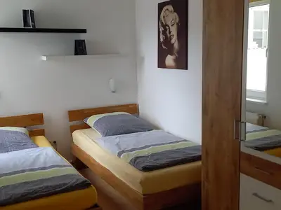 Schlafzimmer mit 2 Einzelbetten