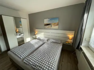 Schlafbereich. Schlafzimmer mit Boxspringbett