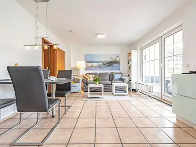 offene Küche mit Essbereich und Zugang in das Wohnzimmer