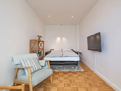 Wohnzimmer mit ausgeklappter Schlafcouch