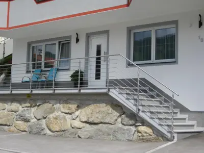 Hauseingang mit eigenen Parkplatz