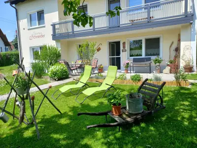 Garten mit Terrasse bei der Wohnung Apfelblüte