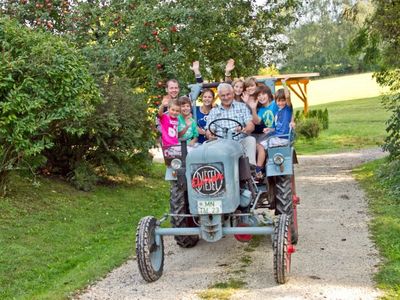 Spass beim Traktorfahren mit Opa