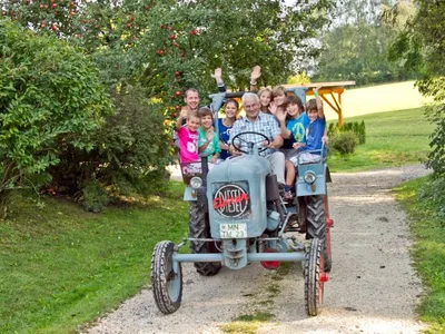 Spass beim Traktorfahren mit Opa