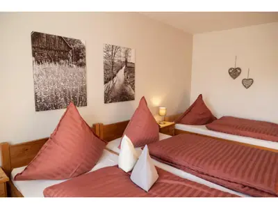 Doppelschlafzimmer mit Zustellbett  Wohnung Apfelblüte