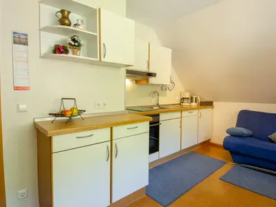 Küche mit aufklappbarem Schlafsofa