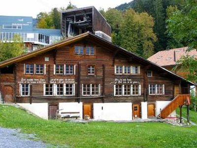 Frontansicht mit Bergbahn Station im Hintergrund