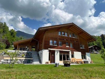 Neu Carport mit gedecktem Parkplatz und frisch gestalteter Umgebung! 