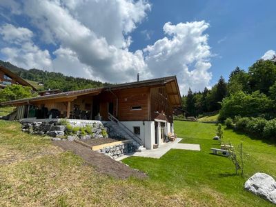 Ferienwohnung (weisser Teil) mit dazugehörigem Rasen