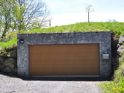 Garage von der Zufahrt her