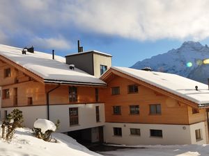 Haus Engi West im Winterkleid