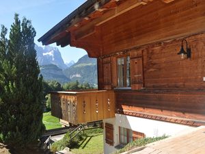 rechts vom Haus ist der Zugang zur Ferienwohnung